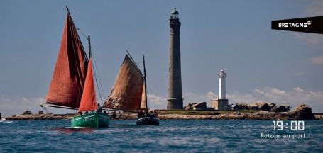 Karreg Hir et Fleur des îles devant l'île Vierge (photo Fred Barat)